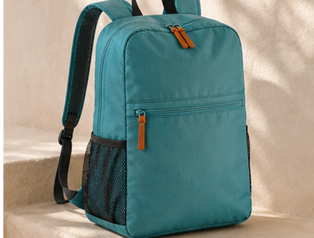 Faltbarer Tagesrucksack als neutrales Reiseproduktbild