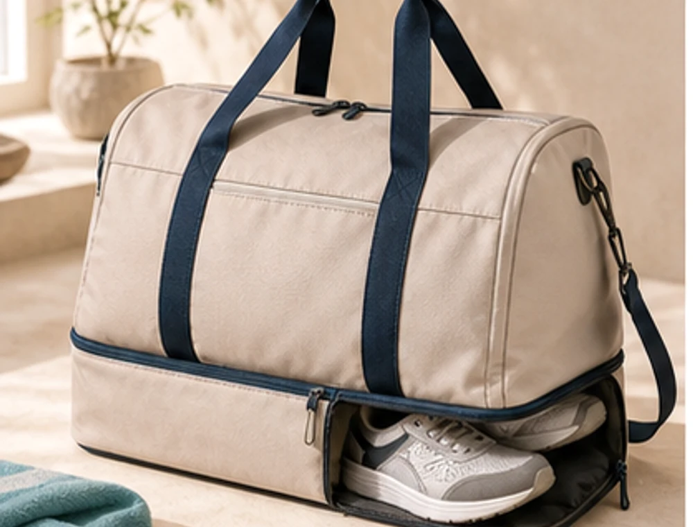 Leichter Weekender mit Schuhfach als neutrales Reiseproduktbild
