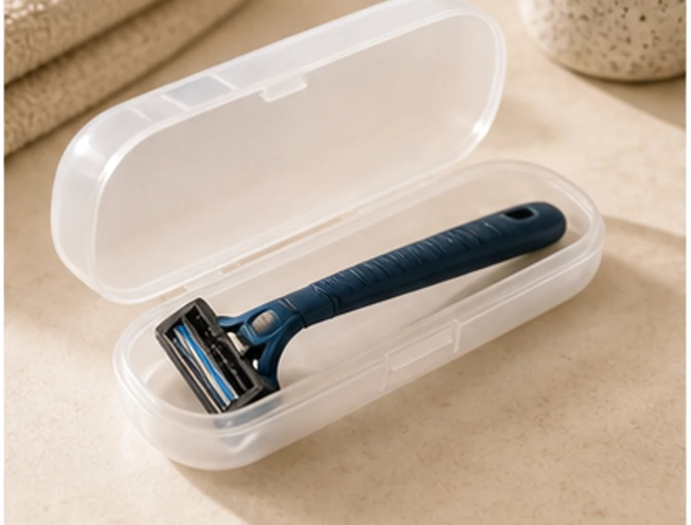 Nassrasierer-Etui als neutrales Reiseproduktbild