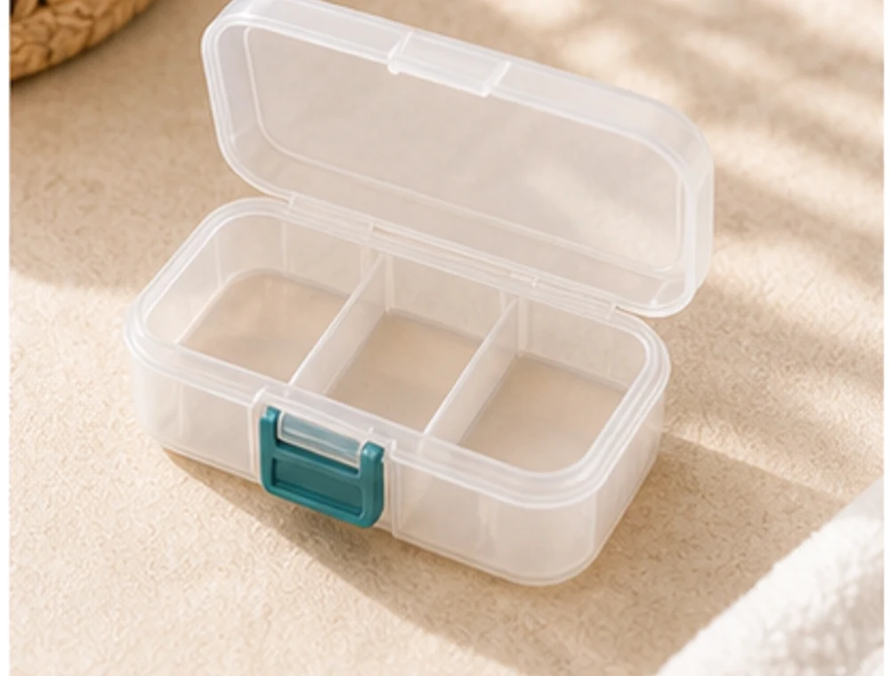 Kleine Pflaster-Aufbewahrungsbox als neutrales Reiseproduktbild